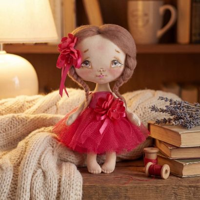 Дитяча маленька ігрова лялечка з косичками у рожевій сукні