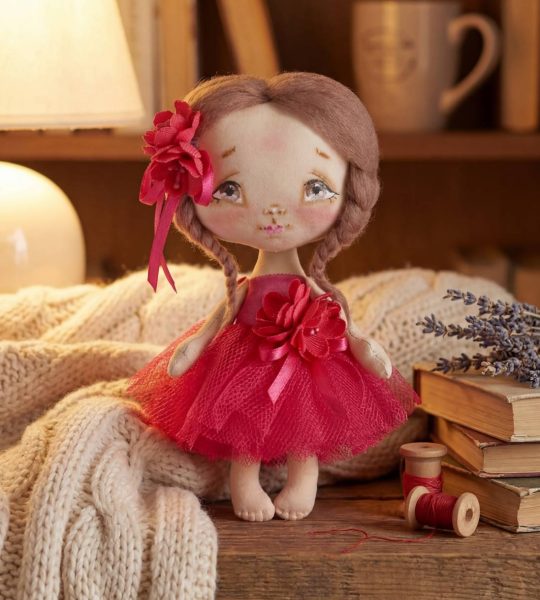 Дитяча маленька ігрова лялечка з косичками у рожевій сукні