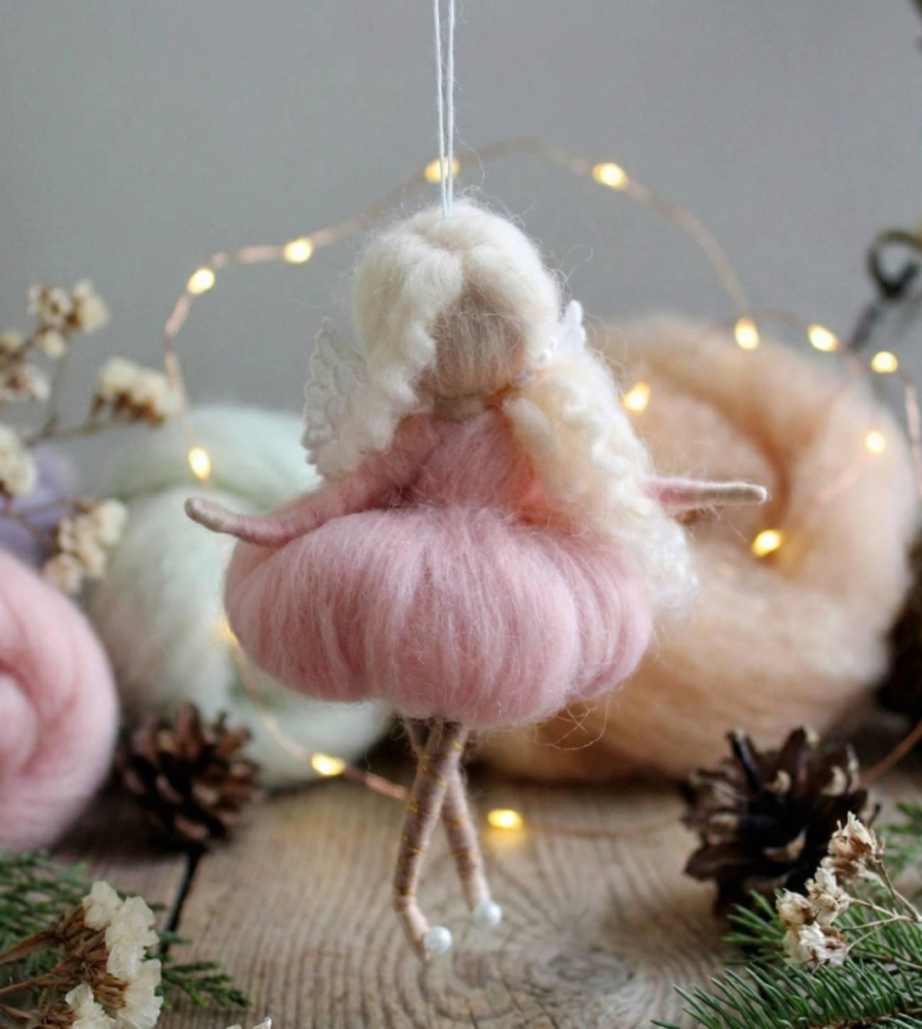 Лялька блондинка ангел підвіска у рожевій сукні вовна Лялька блондинка ангел підвіска у рожевій сукні вовна