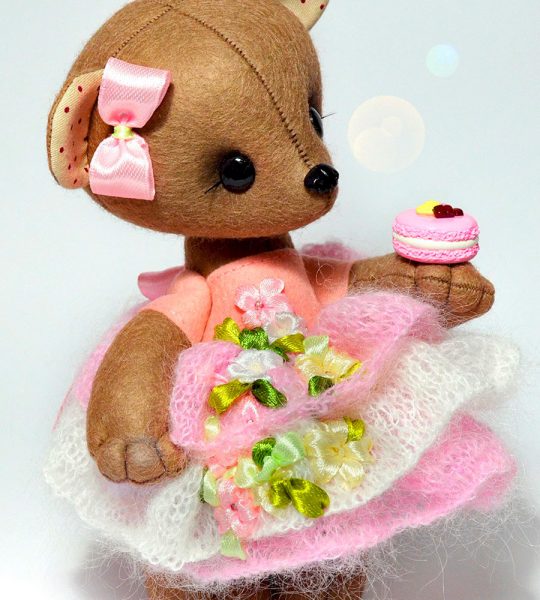 Мягкая игрушка мишка в платье со сладостью макарон