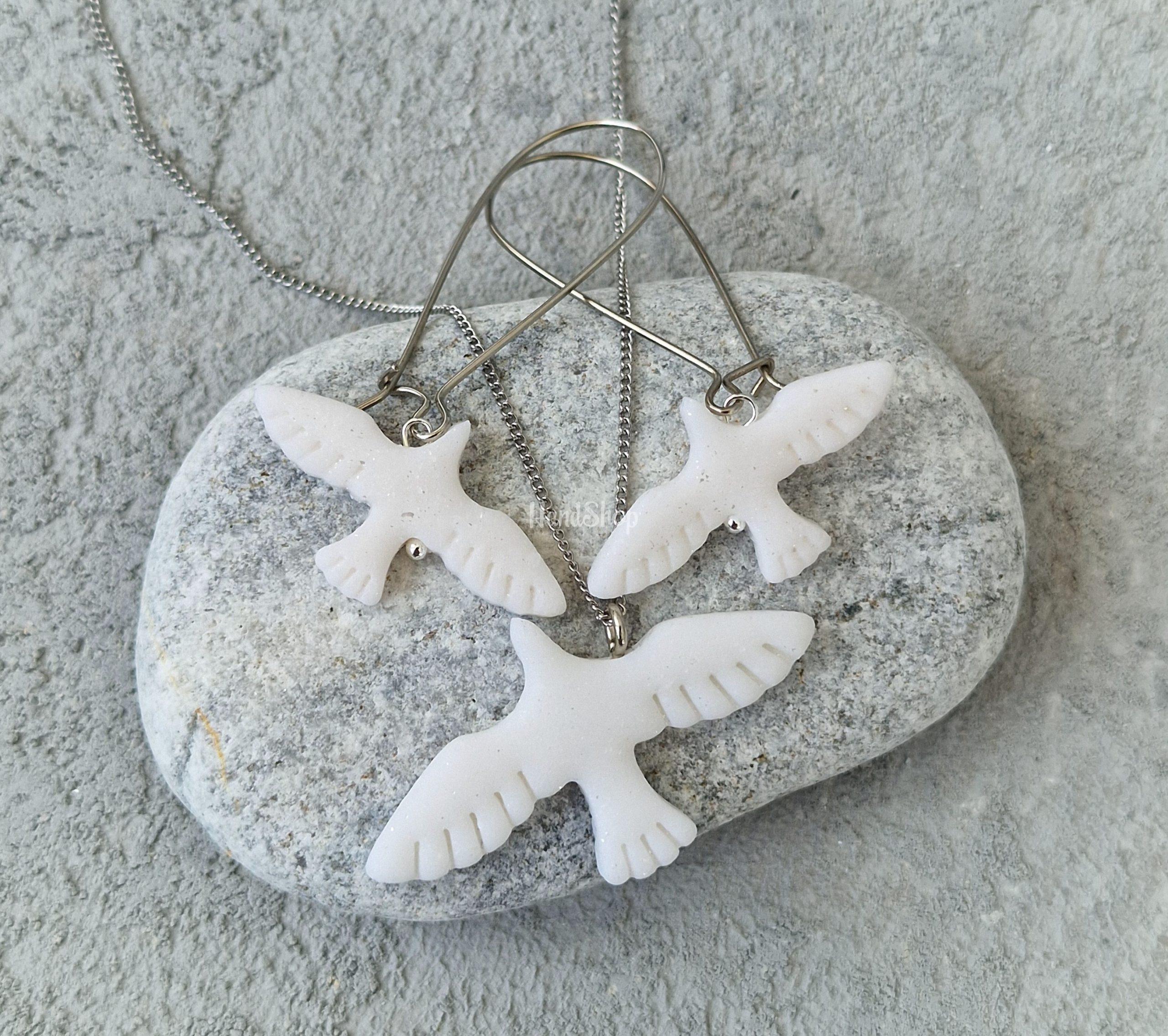 Комплект сережки та кулон голубки з полімерної глини Комплект сережки та кулон голубки з полімерної глини