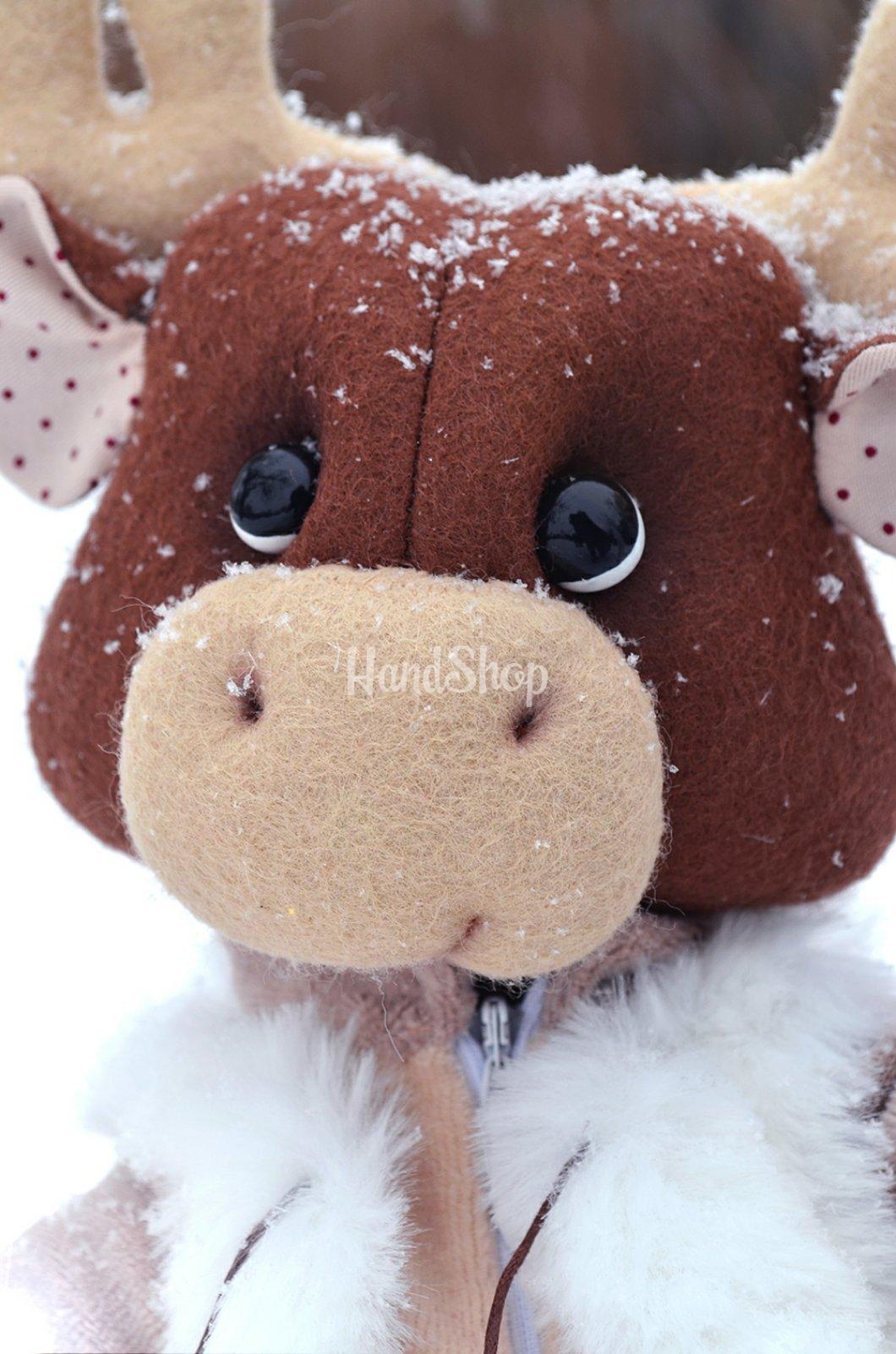 Игрушка мягкая лось с лыжами Игрушка мягкая лось с лыжами