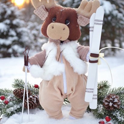 Новорічна іграшка лось з лижами на підставці сувенір