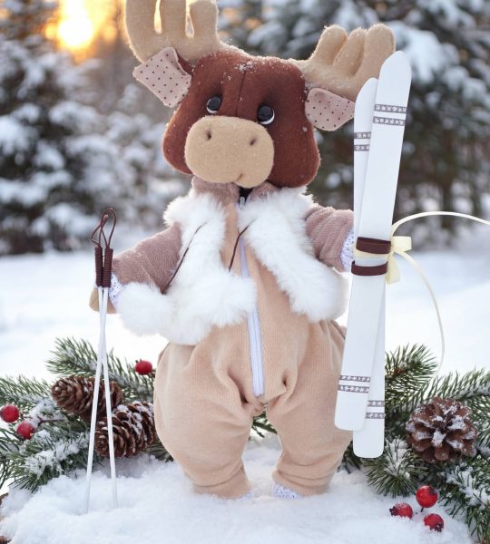 Новорічна іграшка лось з лижами на підставці сувенір