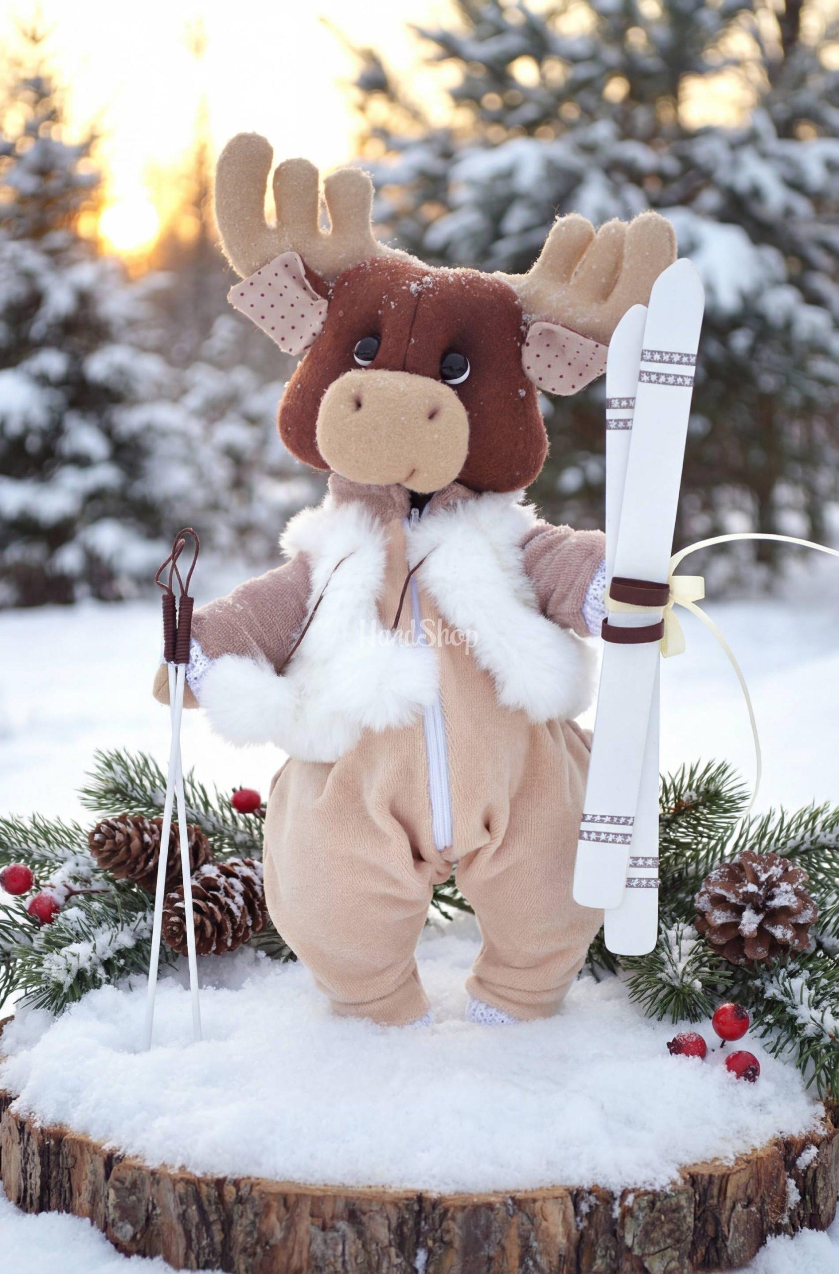 Новорічна іграшка лось з лижами на підставці сувенір Новорічна іграшка лось з лижами на підставці сувенір