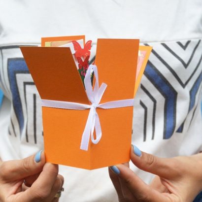 Женская открытка коробочка с цветами 3d день нарождення