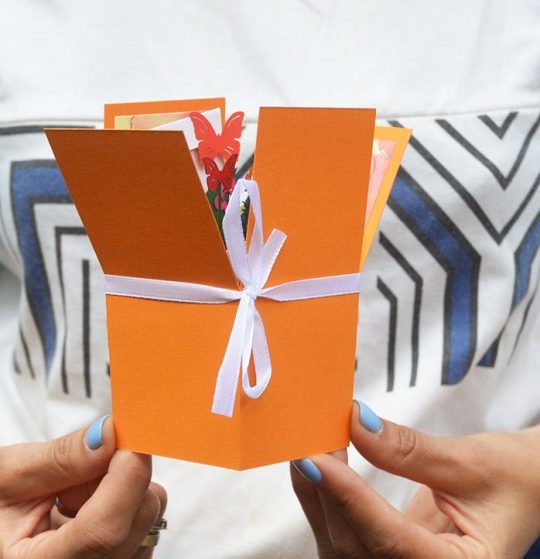 Женская открытка коробочка с цветами 3d день нарождення