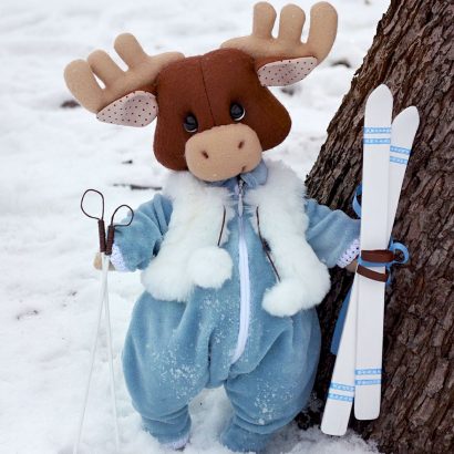 Игрушка мягкая лось в комбинезоне с лыжами