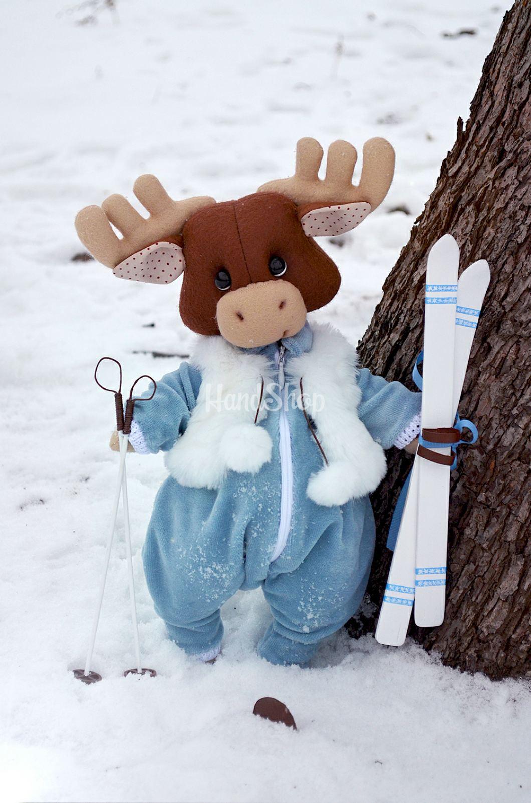 Игрушка мягкая лось в комбинезоне с лыжами Игрушка мягкая лось в комбинезоне с лыжами