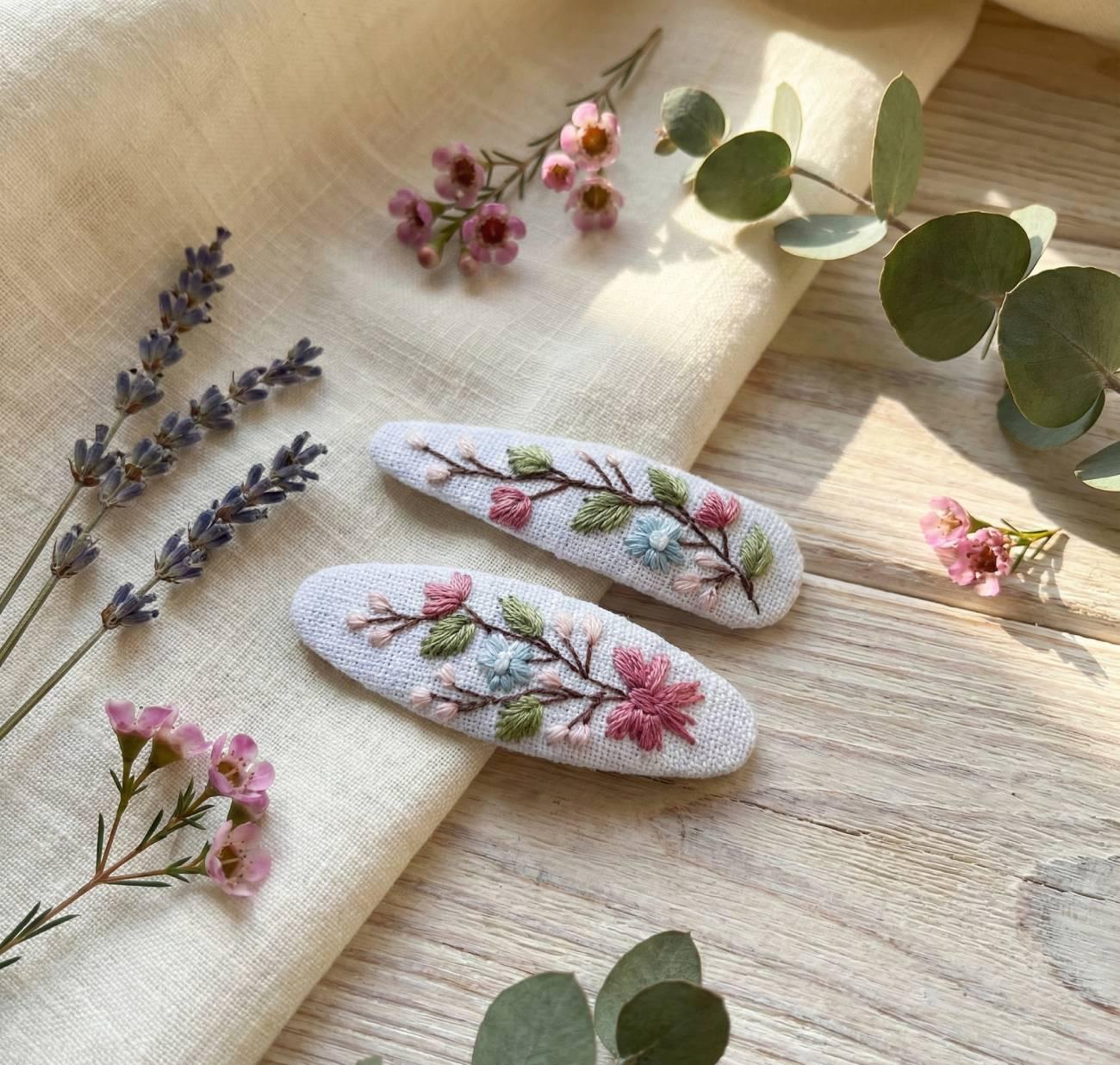 Пара дитячих заколочок для волосся квіти ручна вишивка Пара дитячих заколочок для волосся квіти ручна вишивка