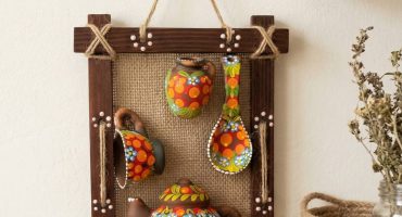 Сувенір з душею України: авторське настінне керамічне панно з петриківським розписом, що розповідає історію