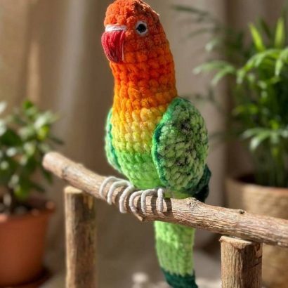 Авторська іграшка в’язаний папуга нерозлучик, 26 см