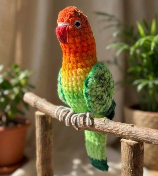 Авторська іграшка в’язаний папуга нерозлучик, 26 см