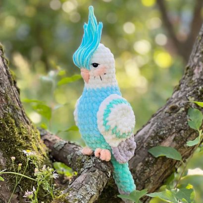 Авторська іграшка в’язаний папуга бірюзово-білий