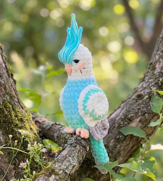 Авторська іграшка в’язаний папуга бірюзово-білий