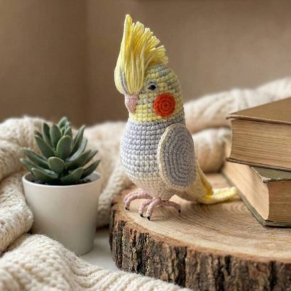 Іграшка в’язаний папуга сувенір в сіро-жовтому кольорі