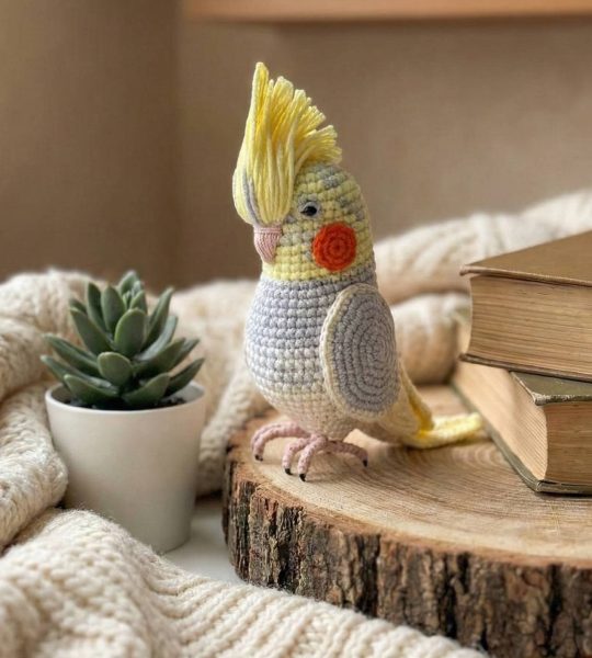 Іграшка в’язаний папуга сувенір в сіро-жовтому кольорі