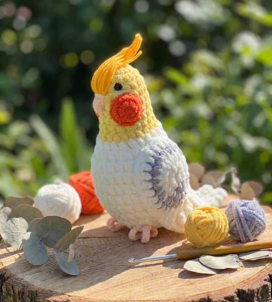 Авторська іграшка в’язаний папуга в жовто-білому кольорі