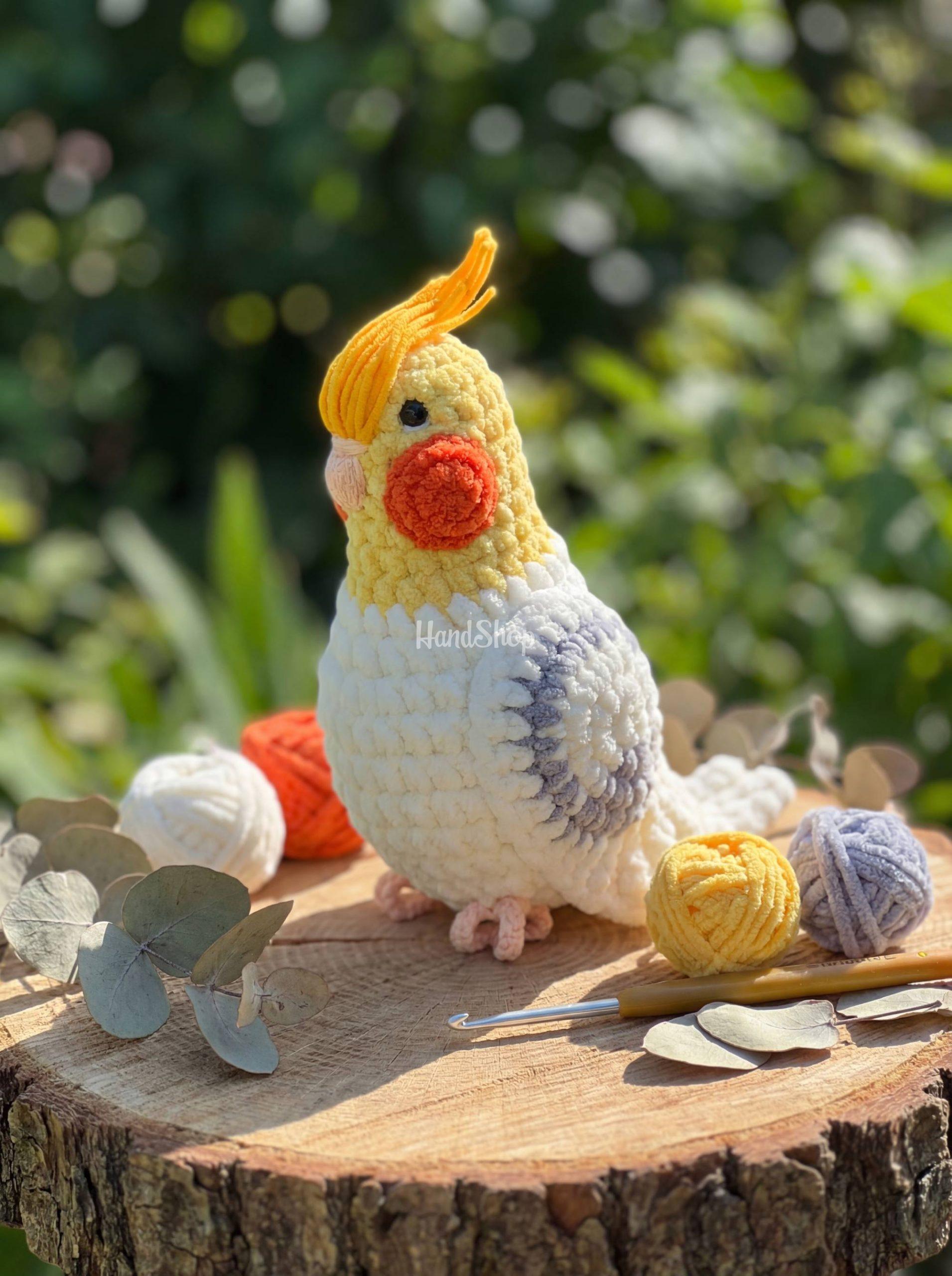 Авторська іграшка в’язаний папуга в жовто-білому кольорі Авторська іграшка в’язаний папуга в жовто-білому кольорі