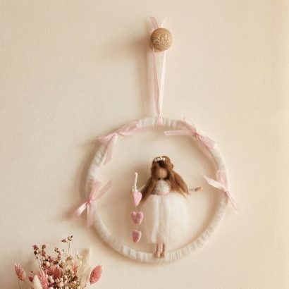 Оберіг настінна підвіска дівчинка валентинка з сердечками