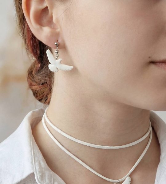 Набір білі сережки та кулон пташки голубки глина