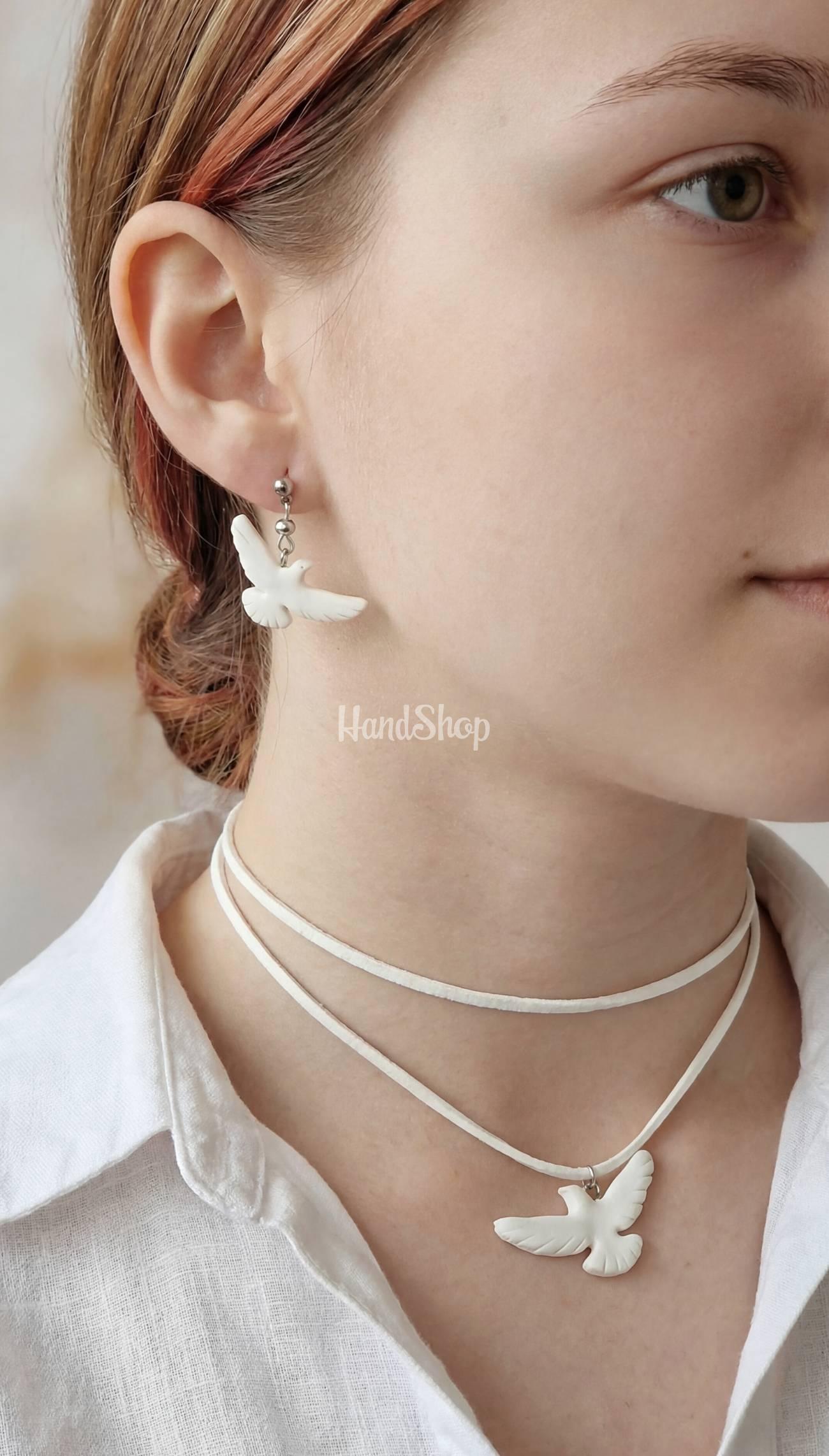 Набір білі сережки та кулон пташки голубки глина Набір білі сережки та кулон пташки голубки глина