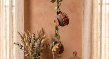 Український сувенір підвіска українська хатинка кераміка ручної роботи з петриківським розписом етно стиль декор інтер’єру