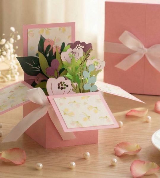 Жіноча листівка об'ємна коробочка сувенір з квітами