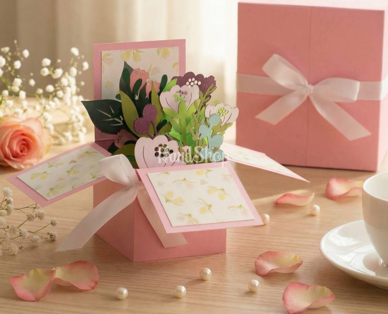 Жіноча листівка об'ємна коробочка сувенір з квітами Жіноча листівка об'ємна коробочка сувенір з квітами