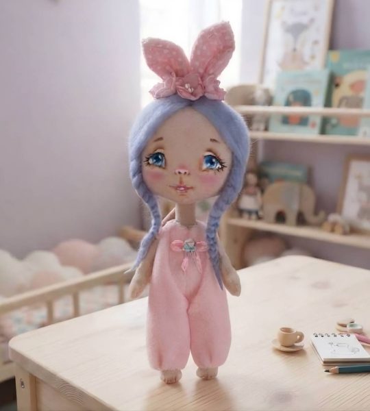 Авторская игрушка мини кукла зайка в плюшевом розовом комбинезоне