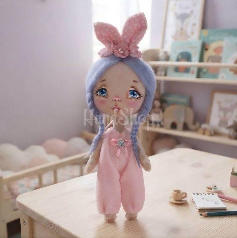 Авторская игрушка мини кукла зайка в плюшевом розовом комбинезоне — фото 1