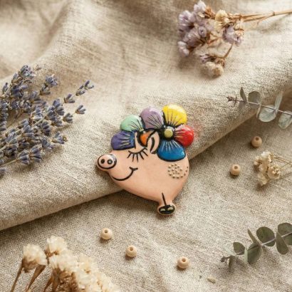 Дитяча брошка дерев'яна свинка з квітами розпис