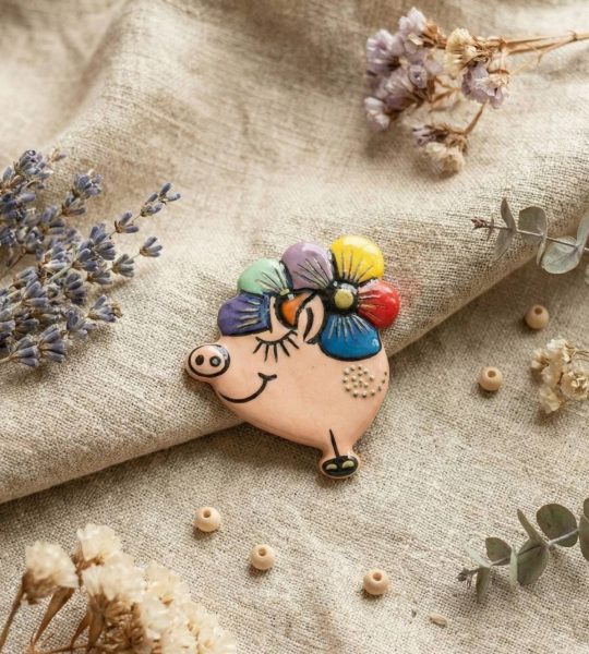 Дитяча брошка дерев'яна свинка з квітами розпис