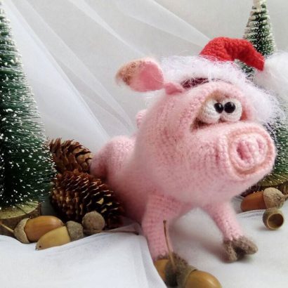 Игрушка мягкая свинка розовая в новогоднем колпаке