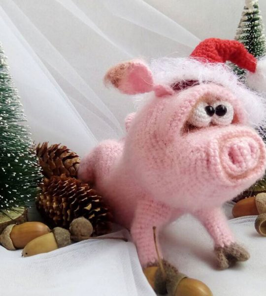 Игрушка мягкая свинка розовая в новогоднем колпаке