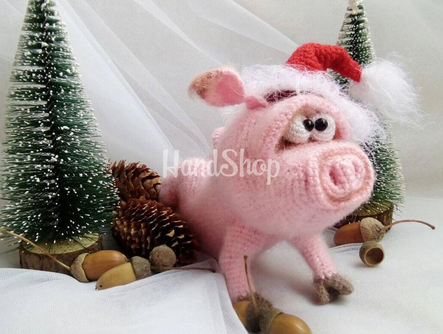 Игрушка мягкая свинка розовая в новогоднем колпаке Игрушка мягкая свинка розовая в новогоднем колпаке
