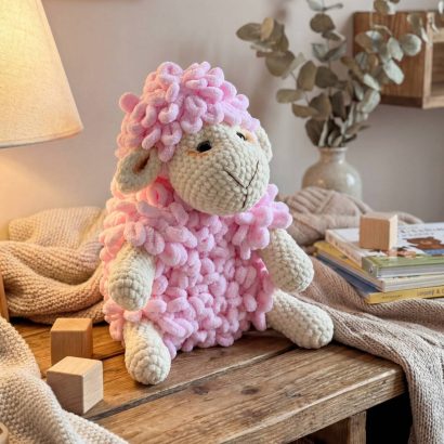 Велика дитяча в’язана іграшка гачком рожева вівця