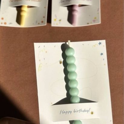 Листівка Happy birthday з блакитною свічкою, сірником та чикалом