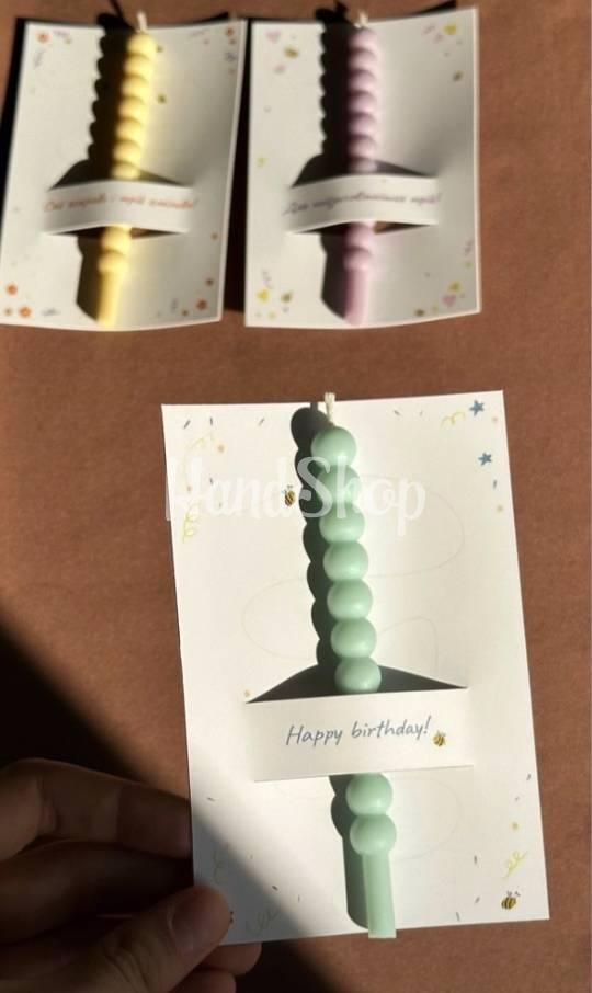 Листівка Happy birthday з блакитною свічкою, сірником та чикалом Листівка Happy birthday з блакитною свічкою, сірником та чикалом