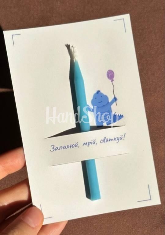 Дитяча листівка з блакитною свічкою, сірником та чиркалом Дитяча листівка з блакитною свічкою, сірником та чиркалом