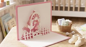 Дитяча 3D листівка для новонародженої дівчинки - святкова листівка у біло-рожевих тонах для першого Дня Народження