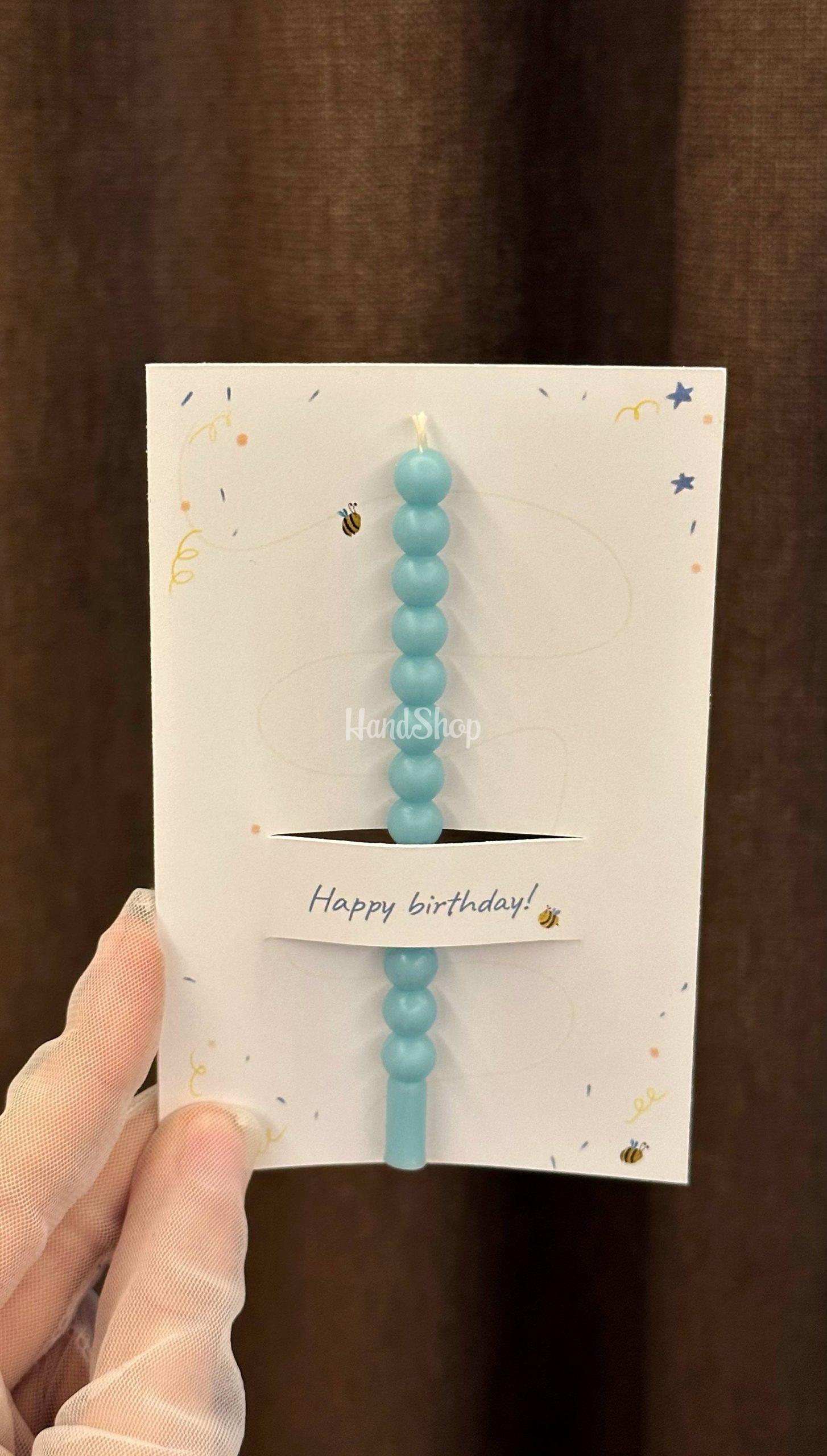 Листівка Happy birthday з блакитною свічкою, сірником та чикалом Листівка Happy birthday з блакитною свічкою, сірником та чикалом