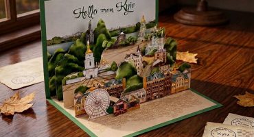 Презент на День Києва: авторська велика святкова 3D листівка-сувенір «Літнє місто Київ» Презент на День Києва: авторська велика святкова 3D листівка-сувенір «Літнє місто Київ»