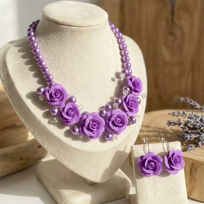 Комплект колье та сережки лілові троянди холодний фарфор