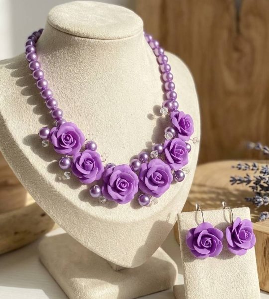 Комплект колье та сережки лілові троянди холодний фарфор