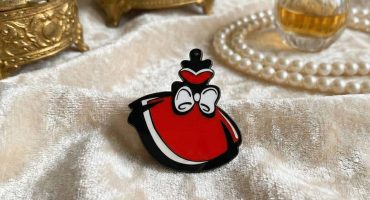 Дизайнерська жіноча брошка з дерева «Червона сукня» – ексклюзивна прикраса ручної роботи для повсякденних і святкових образів