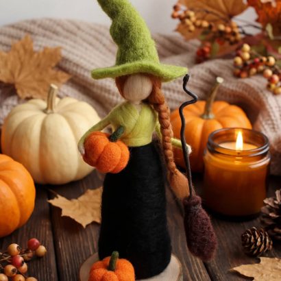 Лялька відьма оберіг з вовни на дерев’яній підставці Halloween