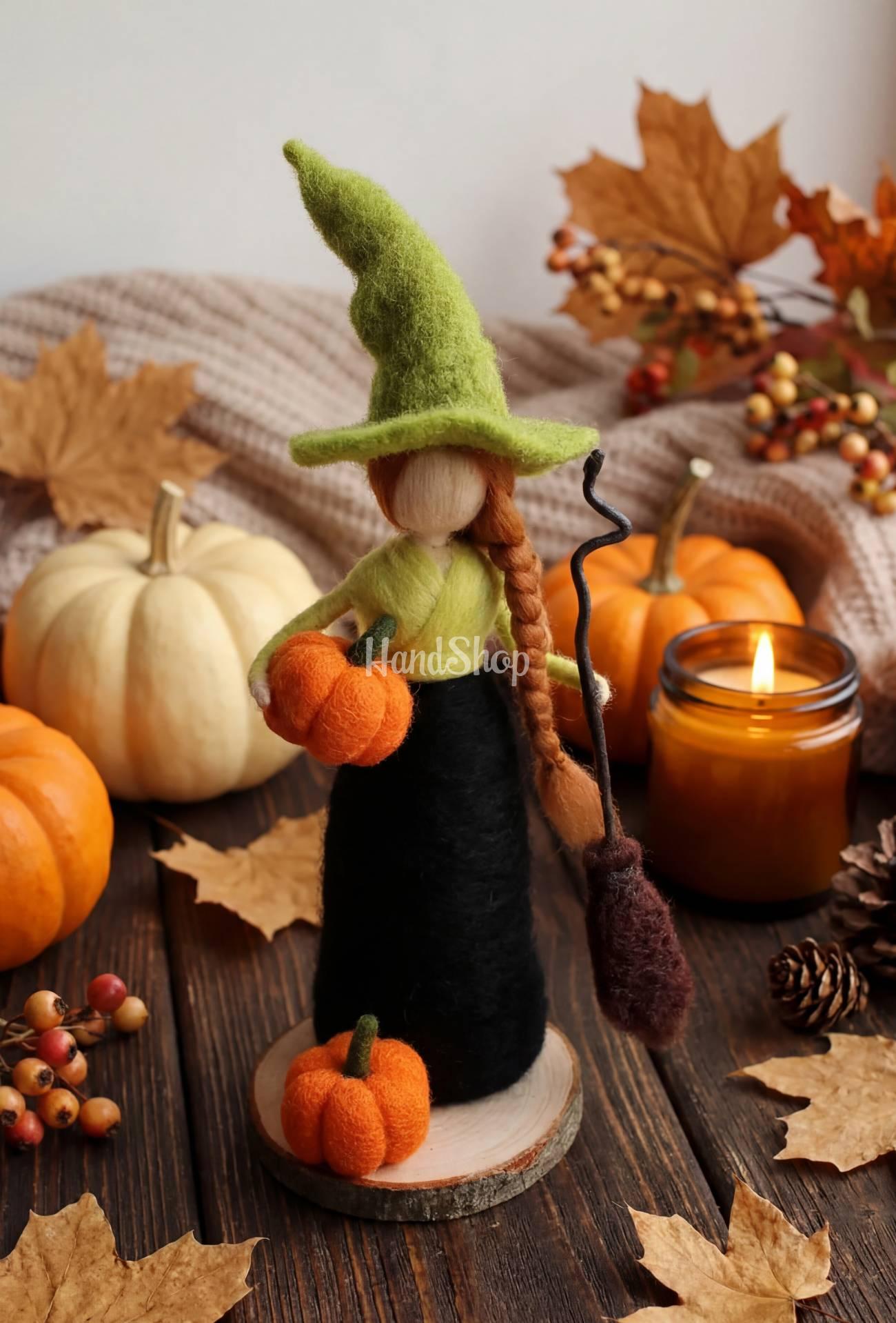 Лялька відьма оберіг з вовни на дерев’яній підставці Halloween Лялька відьма оберіг з вовни на дерев’яній підставці Halloween