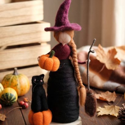 Лялька відьма з чорним котом на підставці Halloween 2026