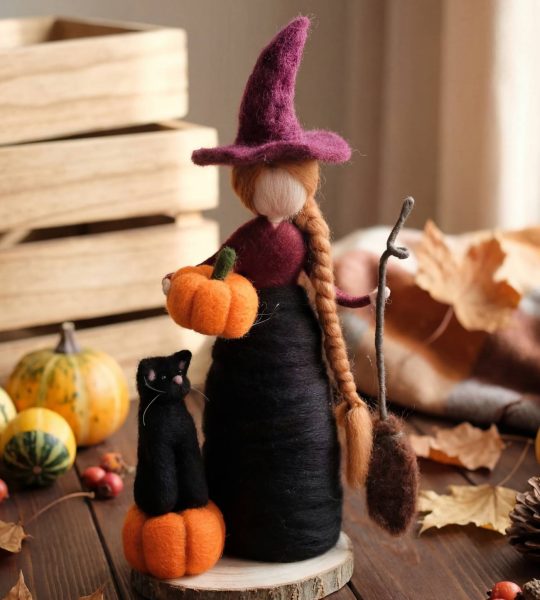 Лялька відьма з чорним котом на підставці Halloween 2026